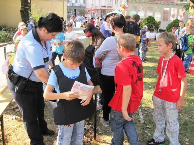 Vyskúšanie si neprestrielnej vesty policajta